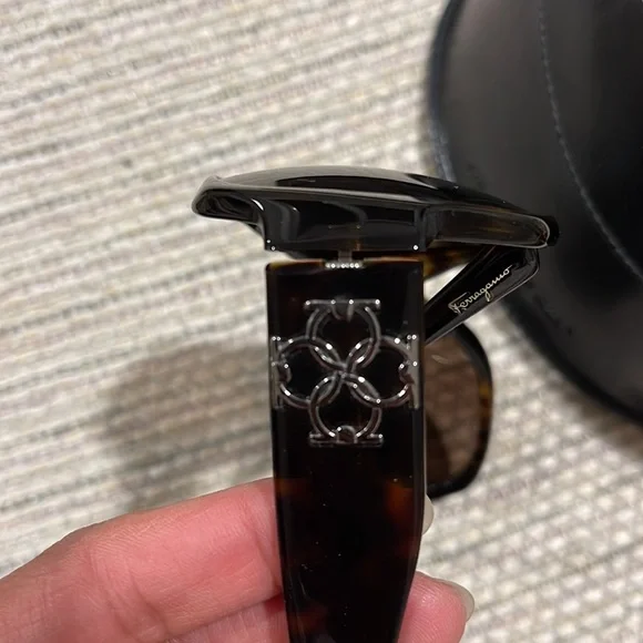 Salvatore Ferragamo women’s 
Sunglasses. - Picture 7 of 9